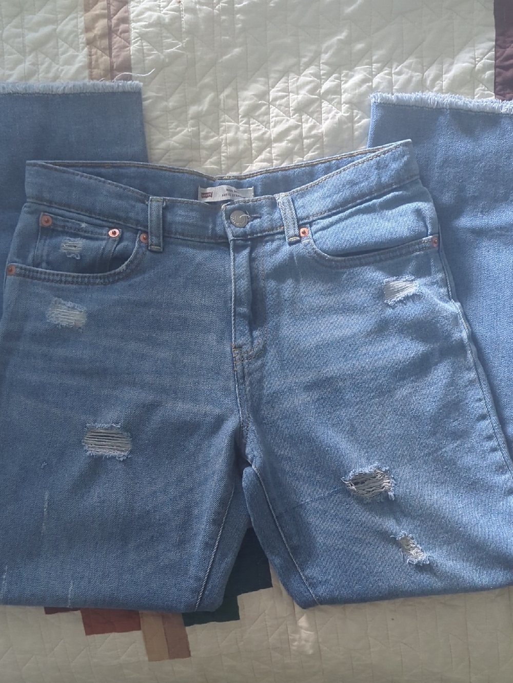 Like New LEVIS Ankle Distressed Jeans
